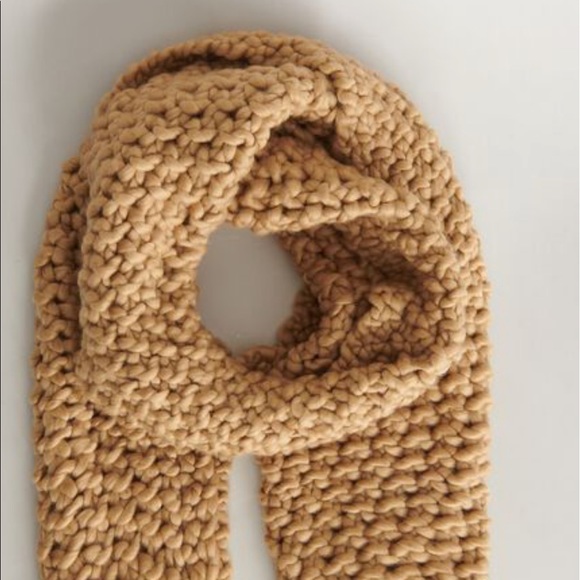 Chunky cable knit scarf - Picture 5 of 5